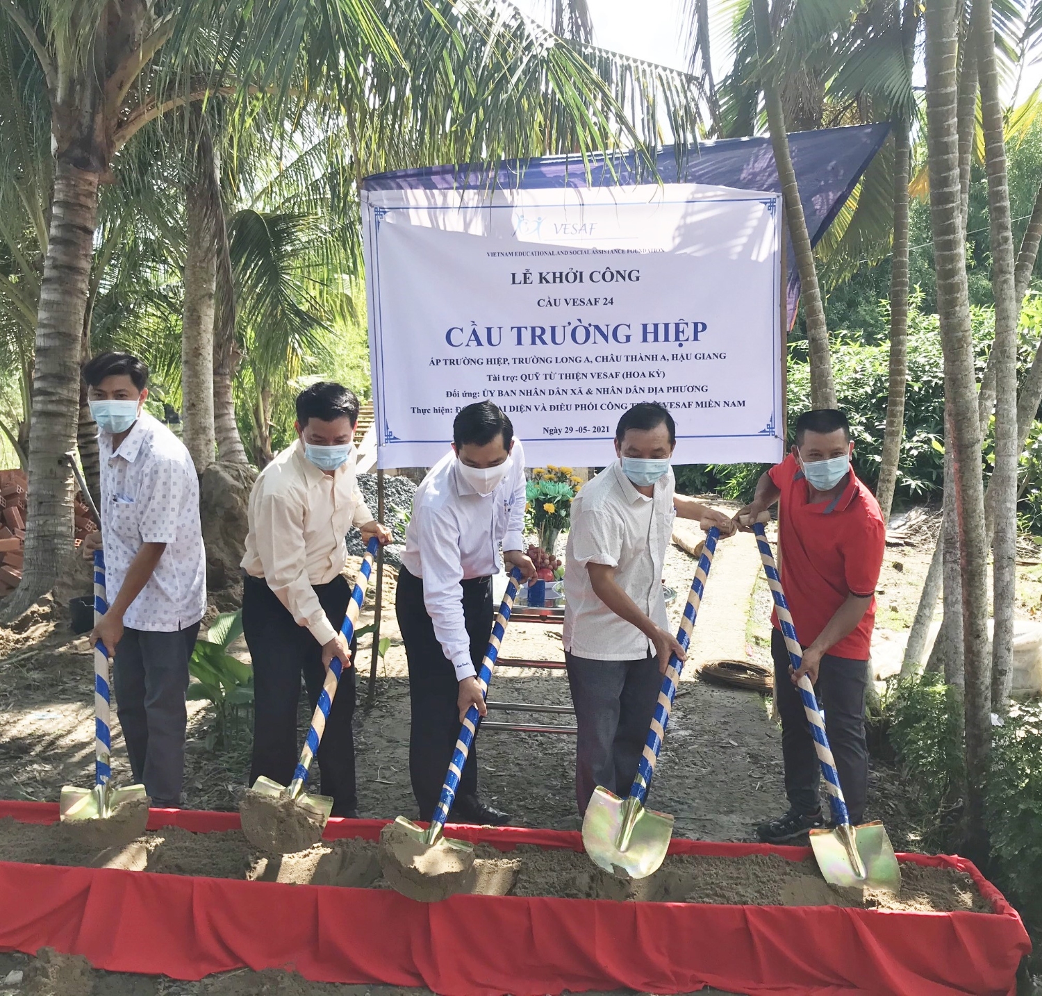 Leader of Hau Giang province the Union of Friendship Organizations and Vietnam Education and Social Assistance Foundation - VESAF and NFP (USA) performed the groundbreaking ceremony of Truong Hiep bridge.