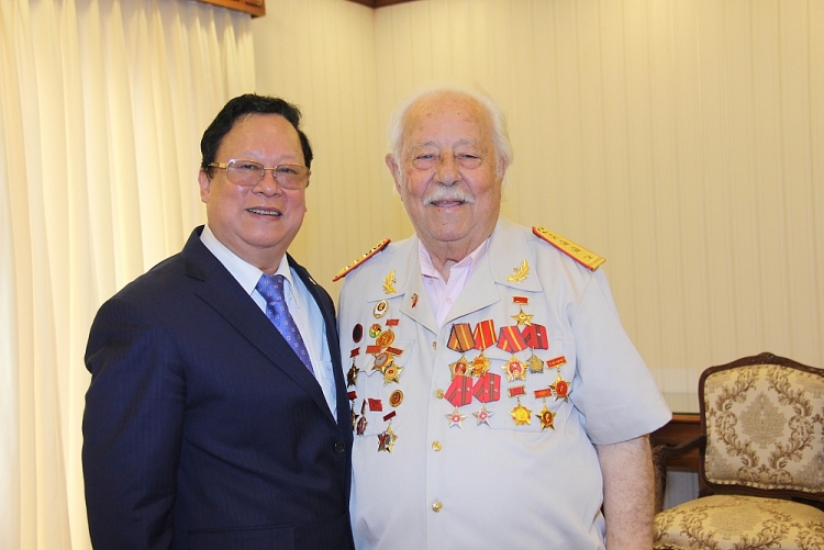 Anh hùng Lực lượng vũ trang nhân dân Việt Nam Kostas Sarantidis Nguyễn Văn Lập (áo trắng) và nguyên Chủ tịch Liên hiệp Hữu nghị Việt Nam Vũ Xuân Hồng trong lần gặp gỡ năm 2015.