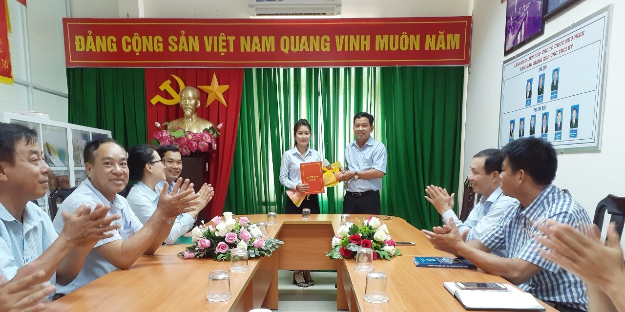 Ông Nguyễn Văn Nhân - Chủ tịch Liên hiệp trao quyết định bổ nhiệm Phó Chánh Văn phòng cho bà Trần Thùy Dương