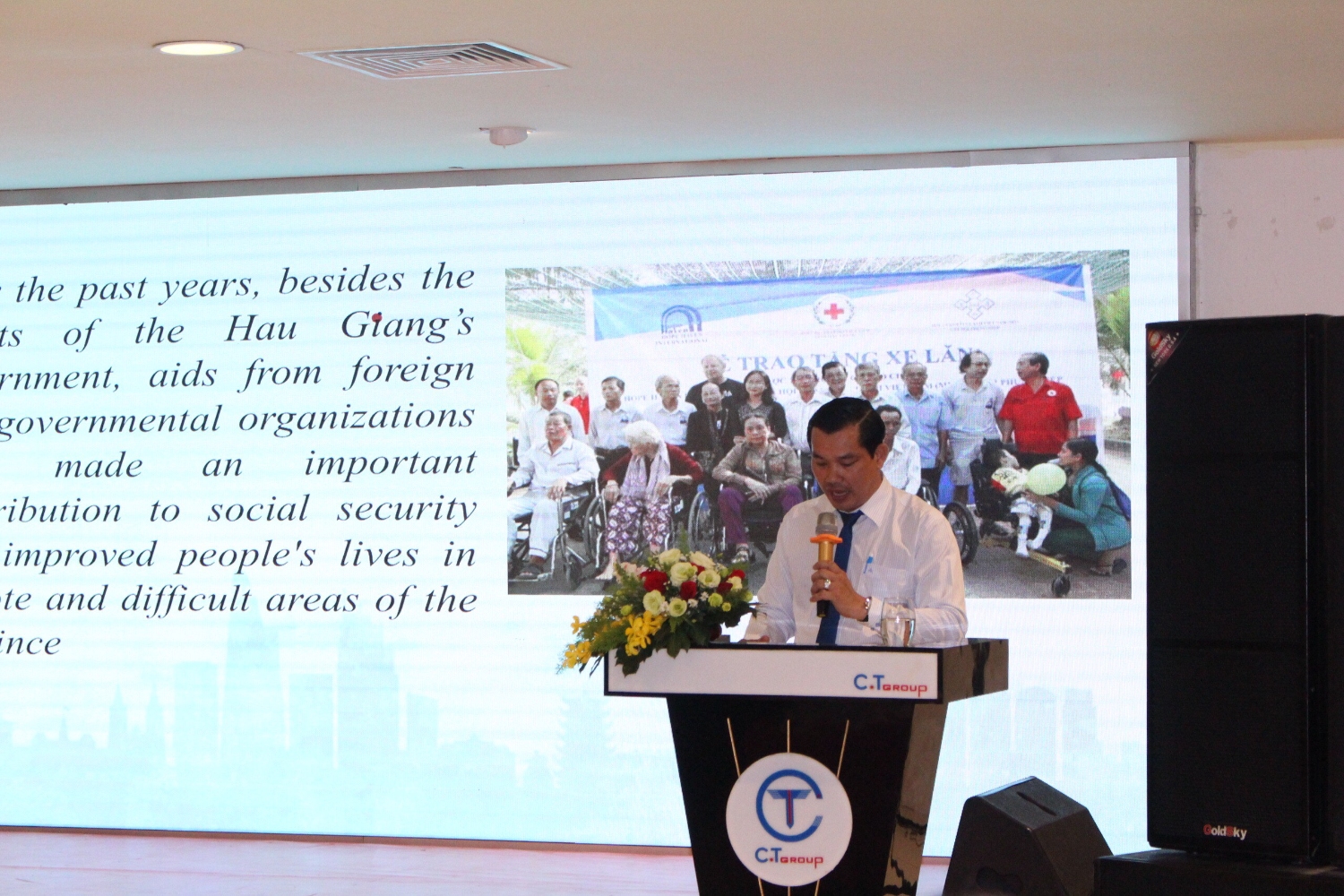 Ông Lê Minh Tuấn - Phó Chủ tịch Liên hiệp Hậu Giang Liên hiệp các tổ chức hữu nghị tỉnh Hậu Giang giới thiệu và thảo luận về chương trình xúc tiến vận động viện trợ đến các tổ chức PCPNN tại TP.Hồ Chí Minh tháng 01/2021