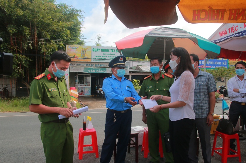 Bà Hồ Thu Ánh, Phó Chủ tịch UBND tỉnh, trao số tiền hỗ trợ cho chốt kiểm dịch đặt tại ấp Mỹ Hiệp 1, xã Tân Tiến, thành phố Vị Thanh.