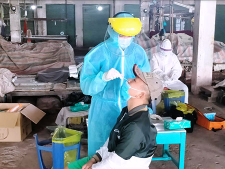 Lấy mẫu xét nghiệm SARS-CoV-2 cho người dân tại vùng cách ly y tế ở thị trấn Mái Dầm, huyện Châu Thành.