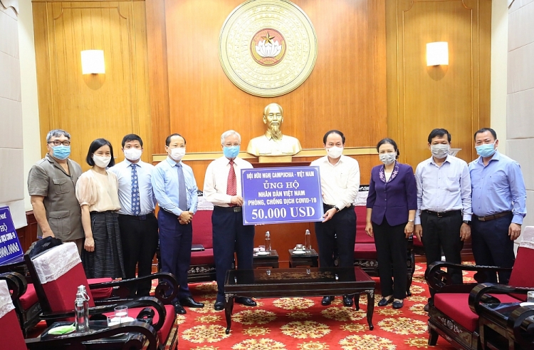 Hội hữu nghị Campuchia - Việt Nam thông qua Hội hữu nghị Việt Nam - Campuchia trao tặng 5