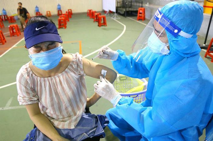 Người dân được tiêm vaccine Vero Cell tại một điểm tiêm ở quận 1, TP.HCM. Ảnh: HOÀNG GIANG