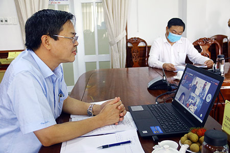 Ông Trương Cảnh Tuyên (bìa trái), Phó Chủ tịch Thường trực UBND tỉnh Hậu Giang.