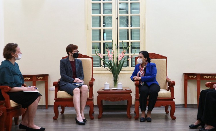 Chủ tịch Liên hiệp các tổ chức hữu nghị Việt Nam Nguyễn Phương Nga và Đại biện lâm thời Đại sứ quán Ucraina tại Việt Nam Nataliya Zhynkina. (Ảnh: Vũ Khánh)