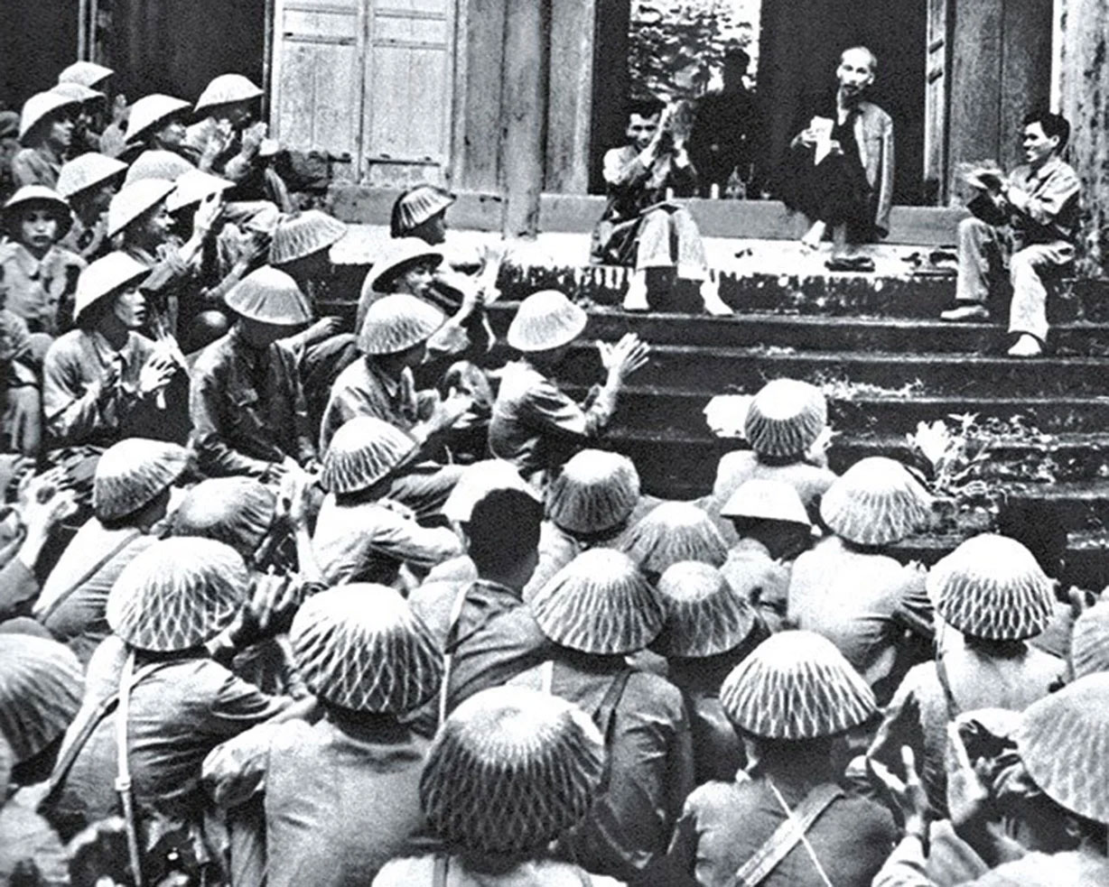 Chủ tịch Hồ Chí Minh nói chuyện (ngày 19/9/1954) với các chiến sĩ Đại đoàn Quân tiên phong trước khi về tiếp quản Thủ đô