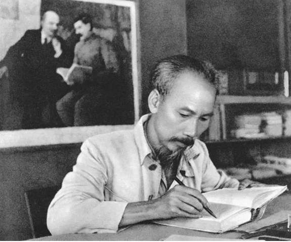 Chủ tịch Hồ Chí Minh trong phòng làm việc của Người tại căn cứ địa Việt Bắc, năm 1951. (Ảnh tư liệu).