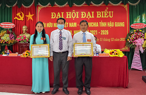 Liên hiệp các Tổ chức hữu nghị tỉnh tặng giấy khen cho các cá nhân có thành tích tiêu biểu trong hoạt động của Hội Ngoc Huong