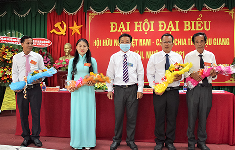 Ông Nguyễn Văn Nhân (thứ 3 từ trái qua), Chủ tịch Liên hiệp các Tổ chức hữu nghị tỉnh, tặng hoa chúc mừng Ban Chấp hành Hội hữu nghị Việt Nam   Campuchia  Ngoc Huong