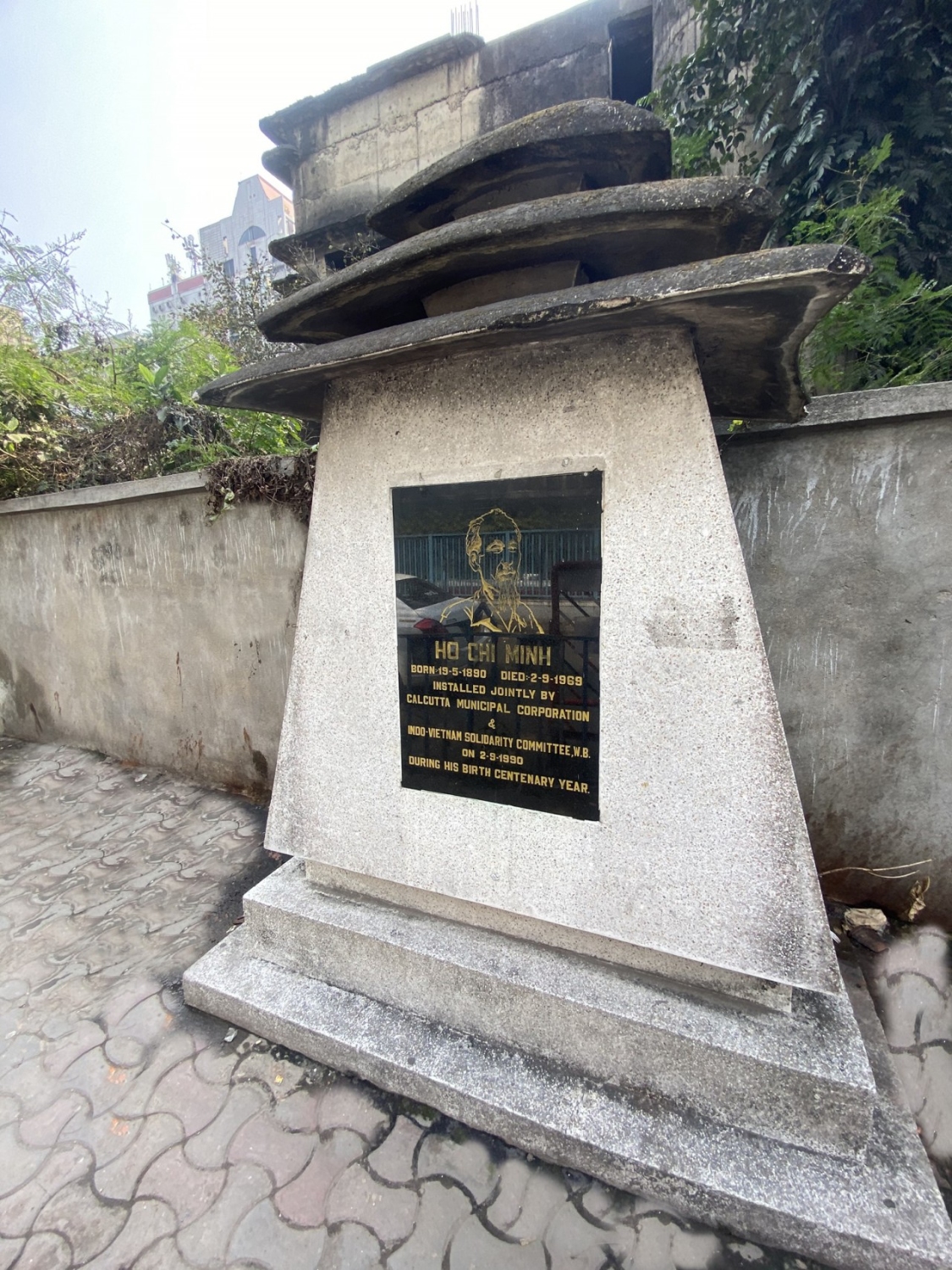 Bia tưởng niệm Chủ tịch Hồ Chí Minh trên con đường mang tên Bác tại Kolkata. (Ảnh: VOV)