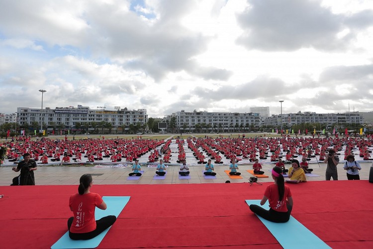 5845 6th International Day of Yoga at Ha Long Bay 21 06 20