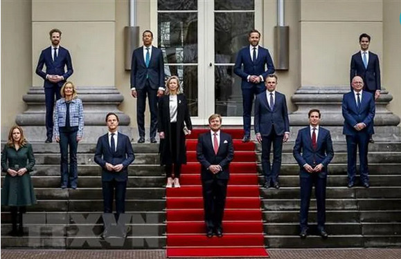 Nhà Vua Hà Lan Willem-Alexander (giữa, hàng đầu) và Thủ tướng Mark Rutte (thứ 2, trái, hàng đầu) tại lễ tuyên thệ nhậm chức của Chính phủ mới ở The Hague, ngày 10/1/2022. (Ảnh: AFP/TTXVN)