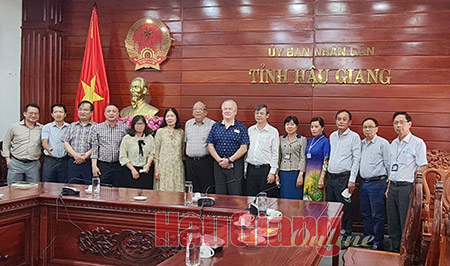 Phó Chủ tịch Thường trực UBND tỉnh Trương Cảnh Tuyên (thứ 6 từ phải qua) chụp ảnh lưu niệm cùng đoàn công tác Truc Linh