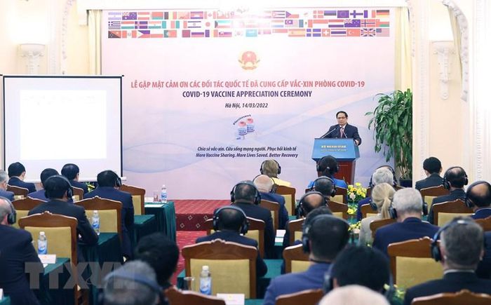 Thủ tướng Phạm Minh Chính cảm ơn các đối tác quốc tế đã hỗ trợ vaccine phòng COVID-19 cho Việt Nam. (Ảnh: Dương Giang/TTXVN)