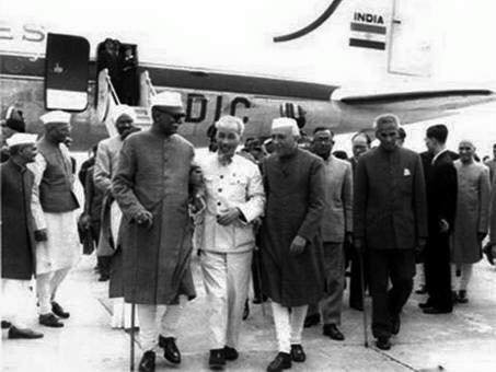 Chủ tịch Hồ Chí Minh và Thủ tướng Pandit Jawaharlal Nehru gặp gỡ trong một chuyến thăm chính thức