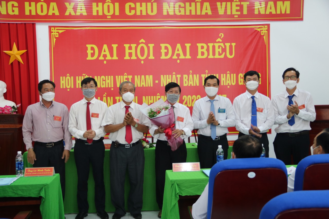Ông Lê Minh Tuấn - Phó Chủ tịch Thường trực Liên hiệp Hậu Giang trao tặng hoa chúc mừng BCH Hội hữu nghị Việt Nam - Nhật Bản tỉnh Hậu Giang, nhiệm kỳ 2022-2027