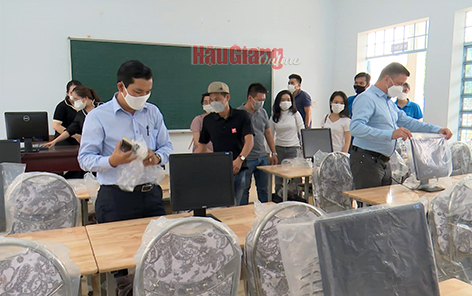 Tổ chức Saigonchildren (Anh) khánh thành phòng máy vi tính tại Trường Tiểu học Tân Phước Hưng, huyện Phụng Hiệp.