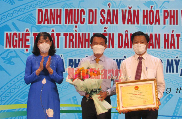Bà Hồ Thu Ánh, Phó Chủ tịch UBND tỉnh, trao bằng chứng nhận của Bộ Văn hóa, Thể thao và Du lịch, cho đại diện lãnh đạo UBND huyện Long Mỹ.