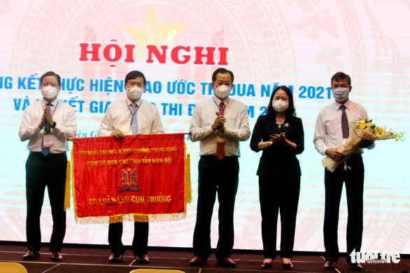 Ông Phạm Thiện Nghĩa - chủ tịch UBND tỉnh Đồng Tháp - nhận cờ luân lưu Cụm trưởng thi đua năm 2022 - Ảnh: CHÍ CÔNG