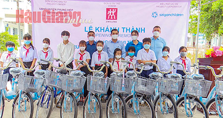 Tổ chức Saigonchildren và nhà tài trợ trao xe đạp cho học sinh khó khăn ở huyện Phụng Hiệp.
