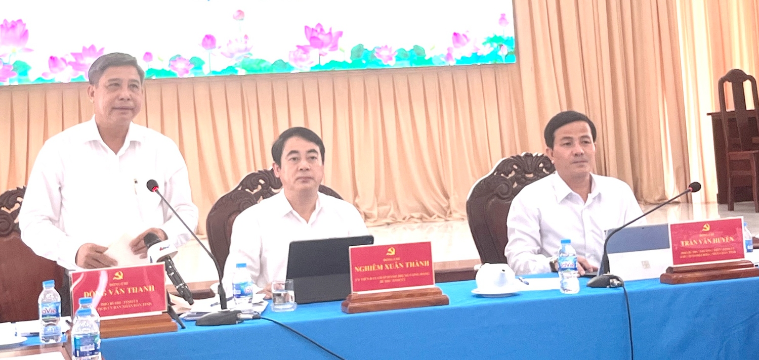 Lãnh đạo chủ chốt của tỉnh Hậu Giang chủ trì họp cung cấp thông tin hội nghị xúc tiến đầu tư.