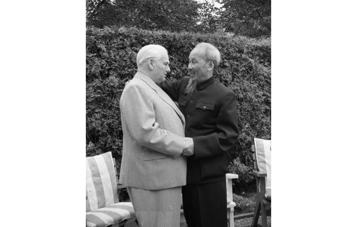 Chủ tịch Hồ Chí Minh ôm hôn Chủ tịch Wilhelm Pieck  nhân chuyến thăm của Người tới Cộng hòa Dân chủ Đức, ngày 25/7/1957 (Ảnh:TTXVN).