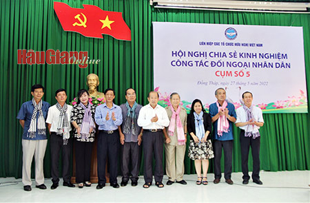 Ông Đoàn Tấn Bửu, Phó chủ tịch UBND tỉnh Đồng Tháp trao quà lưu niệm cho các đại biểu Mong TOan