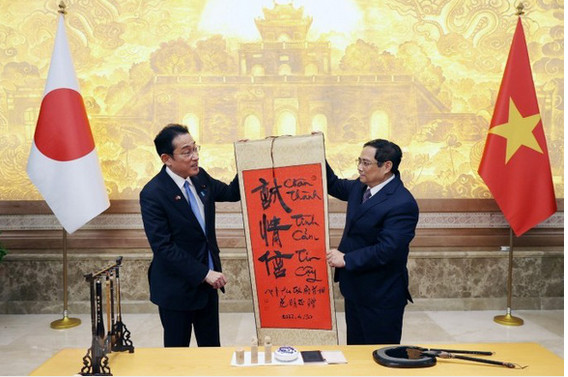 Thủ tướng Phạm Minh Chính (bên phải) tặng Thủ tướng Nhật Bản Kishida Fumio bức thư pháp "Chân thành - Tình cảm - Tin cậy - Ảnh: TTXVN.