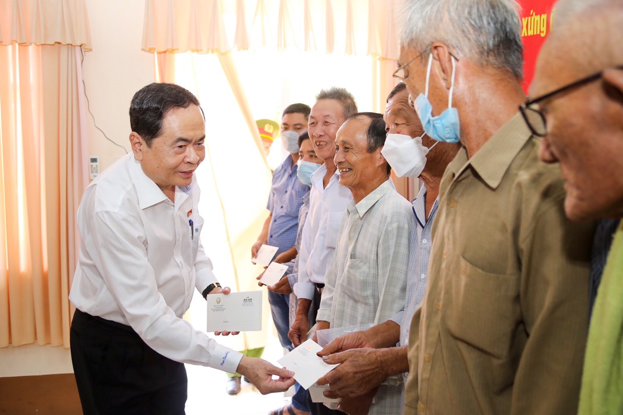 Phó Chủ tịch Thường trực Quốc hội Trần Thanh Mẫn trao quà cho các gia đình chính sách nghèo và cận nghèo tỉnh Hậu Giang.