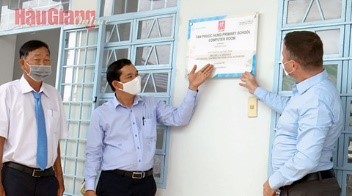 Mr. Le Minh Tuan (2nd from the left), Standing Vice Chairman of the Haugiang province Union of Friendship Organizations and sponsor representatives and school administrators  inaugurated a computer room at Tan Phuoc Hung Primary School.