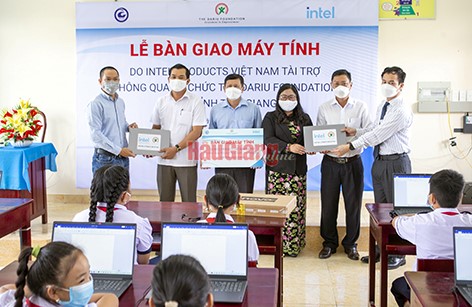 Representatives of Tien Giang and Hau Giang provinces receive computers from donors.