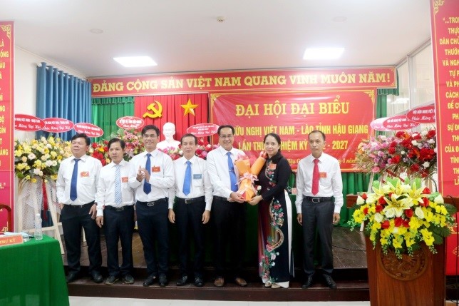 The Executive Board of the Vietnam - Laos Friendship Association, term 2022-2027, presented at the congress