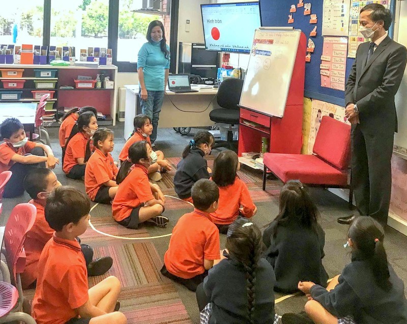 Đại sứ Việt Nam tại Australia Nguyễn Tất Thành trò chuyện với các em học sinh lớp tiếng Việt (Ảnh: Thế giới và Việt Nam).