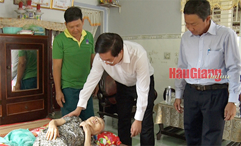 Đoàn công tác của tỉnh và UBND huyện Châu Thành thăm, tặng quà gia đình chính sách nhân dịp kỷ niệm 75 năm Ngày Thương binh - Liệt sĩ.