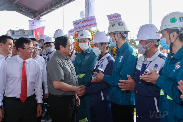 Thủ tướng thăm hỏi, động viên cán bộ, công nhân viên nhà máy - Ảnh: VGP/Nhật Bắc