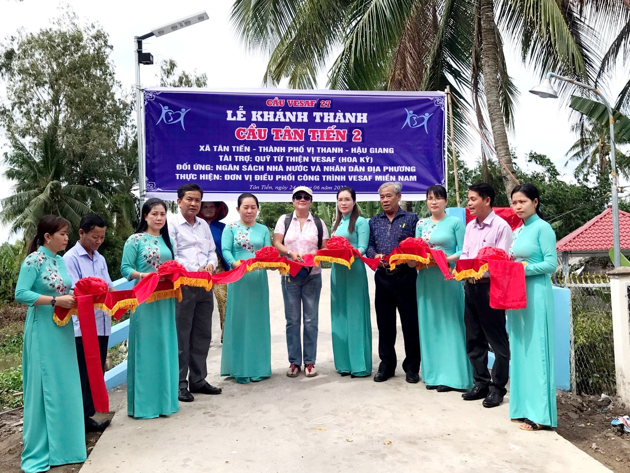 Ông Nguyễn Văn Nhân - Chủ tịch Liên hiệp Hậu Giang  (thứ 4, từ trái sang) thực hiện nghi thức khánh thành cầu Tân Tiến 2 cùng lãnh đạo địa phương và nhà tài trợ.