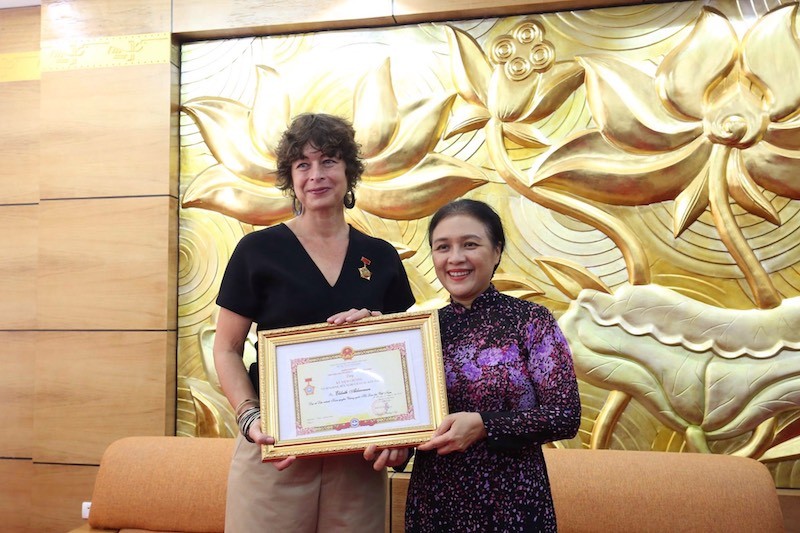 Ambassador Nguyen Phuong Nga, President of VUFO (right) presented the award to Ambassador Elsbeth Akkerman (Photo: Zoey Nguyen)
