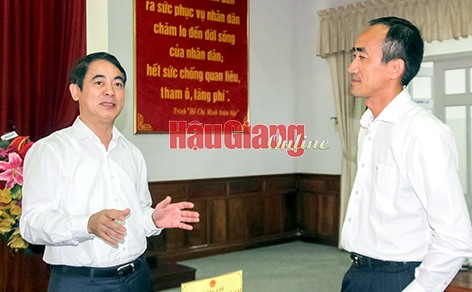 Ông Nghiêm Xuân Thành (bìa trái), Ủy viên Trung ương Đảng, Bí thư Tỉnh ủy, trao đổi với ông Nguyễn Phương Lam, Giám đốc VCCI Cần Thơ, bên lề hội nghị.