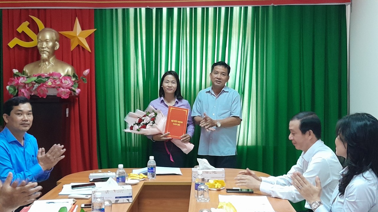 Ông Nguyễn Văn Nhân - Chủ tịch Liên hiệp Hậu Giang trao quyết định cho bà Nguyễn Thị Thùy.