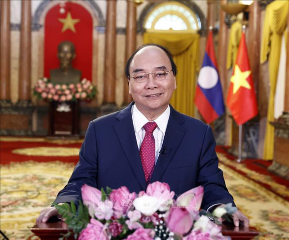 Chủ tịch nước Nguyễn Xuân Phúc trả lời phỏng vấn báo chí về quan hệ hữu nghị vĩ đại, đoàn kết đặc biệt và hợp tác toàn diện Việt Nam - Lào - Ảnh: TTXVN