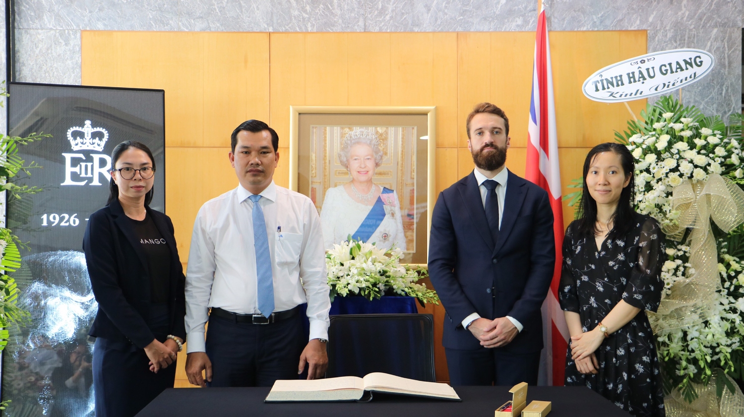 Ông Lê Minh Tuấn - Phó Chủ tịch Thường trực Liên hiệp Hậu Giang gửi lời chia buồn đến đại diện Tổng Lãnh sự quán Vương quốc Anh tại TPHCM.