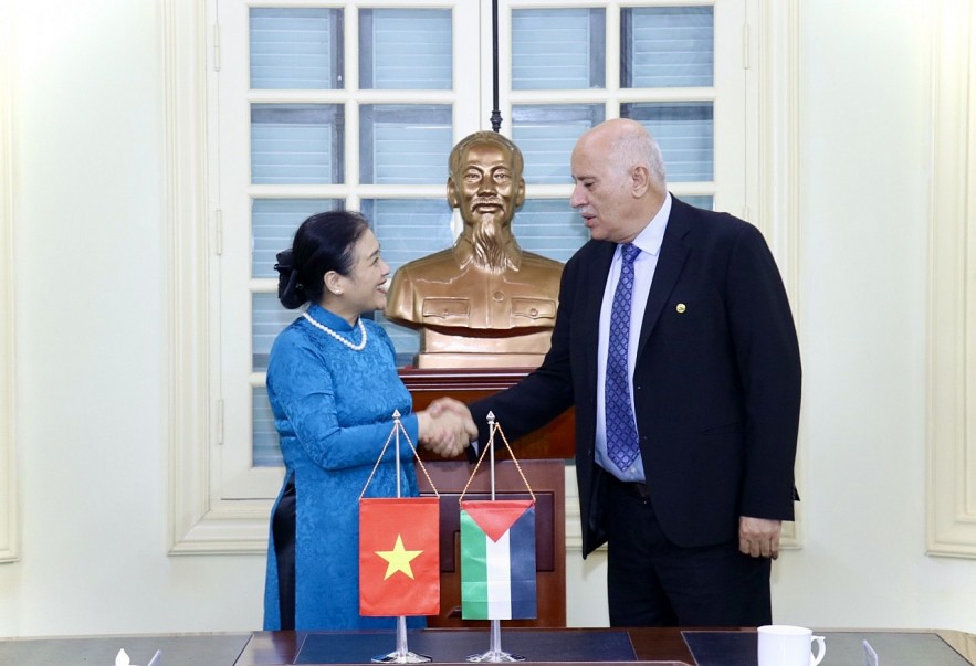 President of the Vietnam Union of Friendship Organizations (VUFO) Nguyen Phuong Nga received Jibril M.M. Alrajoub, General Secretary of the Central Committee of the Palestinian National Liberation Movement. (Photo: Thu Ha)