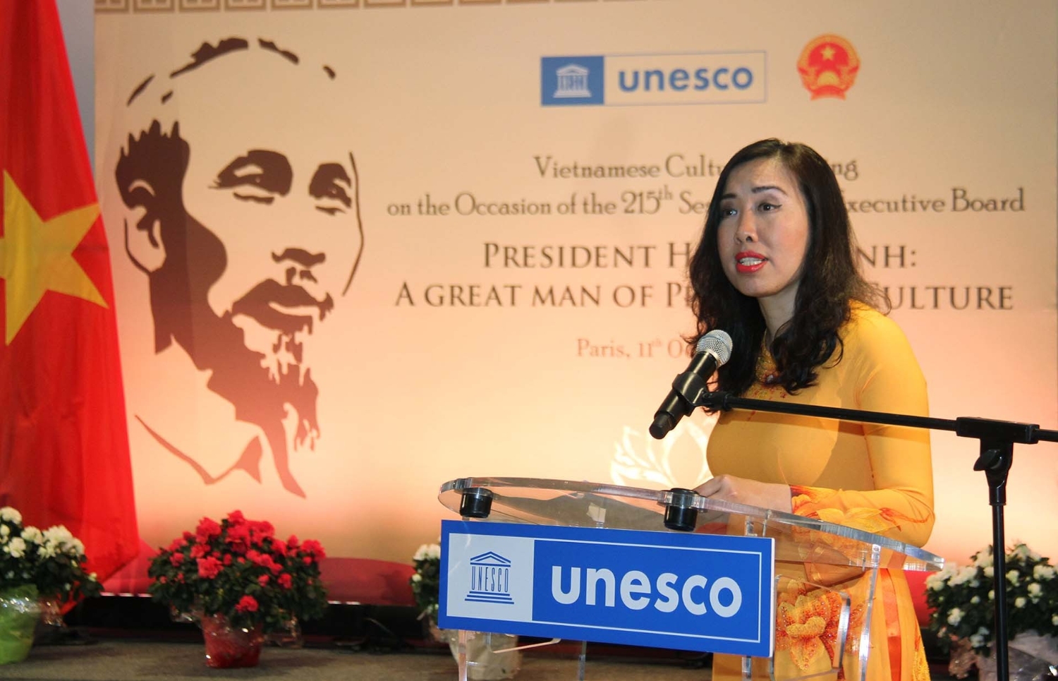 Bà Lê Thị Thu Hằng phát biểu tại lễ kỷ niệm 35 năm tổ chức UNESCO thông qua Nghị quyết tôn vinh Chủ tịch Hồ Chí Minh