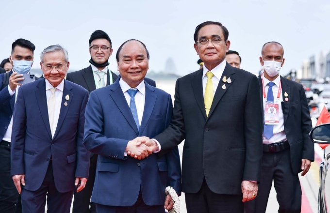 Chủ tịch nước Nguyễn Xuân Phúc bắt tay Thủ tướng Thái Lan Prayut Chan-ocha tại sân bay ở Bangkok. Ảnh: Anh Minh.
