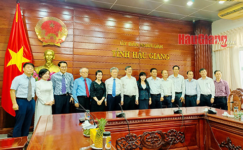 Ông Trương Cảnh Tuyên (thứ 7, từ trái sang) chụp ảnh lưu niệm với Đoàn công tác Hàn Quốc.