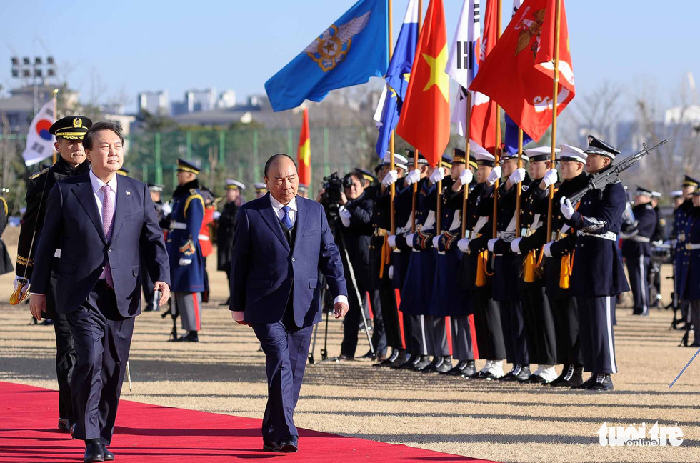 Tổng thống Yoon Suk Yeol và Chủ tịch nước Nguyễn Xuân Phúc duyệt đội danh dự