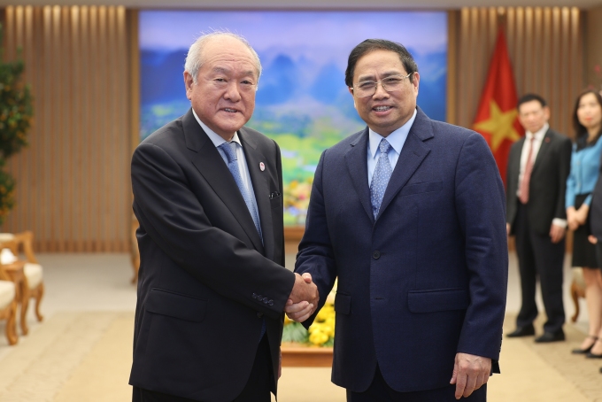 Thủ tướng Chính phủ Phạm Minh Chính (bìa phải) tiếp Bộ trưởng Tài chính Nhật Bản Suzuki Shunichi. Ảnh: Nhật Bắc