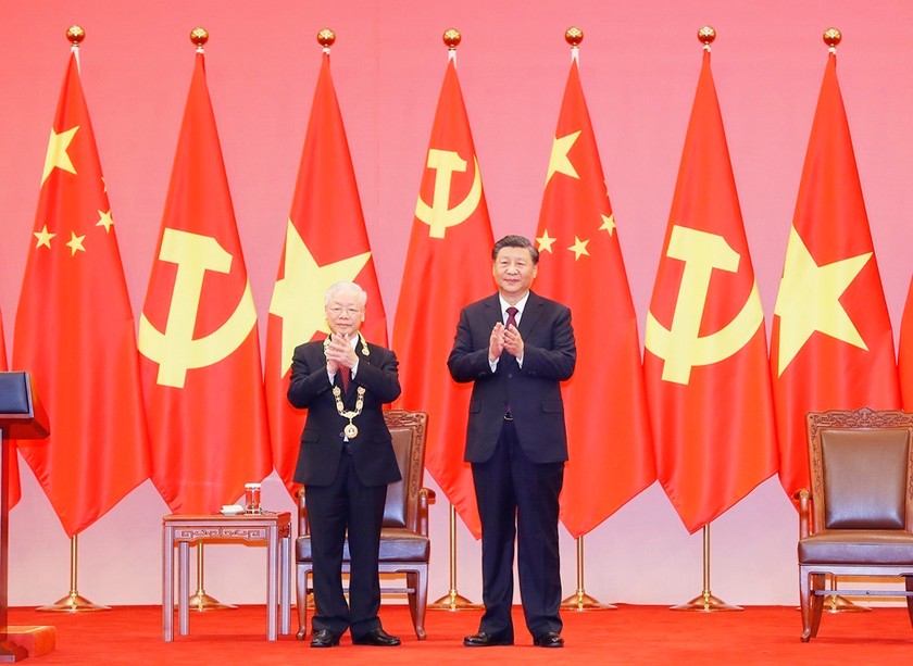 Chuyến thăm chính thức Trung Quốc mới đây của Đoàn đại biểu cấp cao Đảng ta không chỉ là sự kiện đặc biệt quan trọng đối với Việt Nam và Trung Quốc, mà dư luận quốc tế cũng rất quan tâm. (Tổng Bí thư, Chủ tịch Trung Quốc Tập Cận Bình trao Huân chương 
