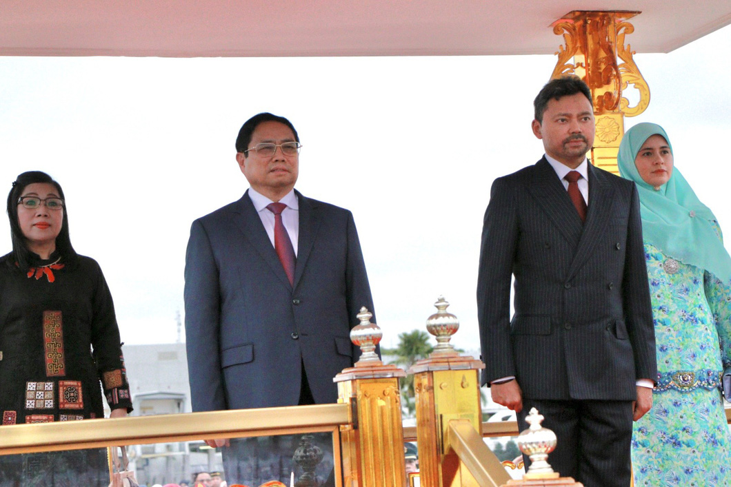 Thủ tướng Phạm Minh Chính và phu nhân, Thái tử Brunei và phu nhân trong lễ đón chính thức tại sân bay - Ảnh: DUY LINH